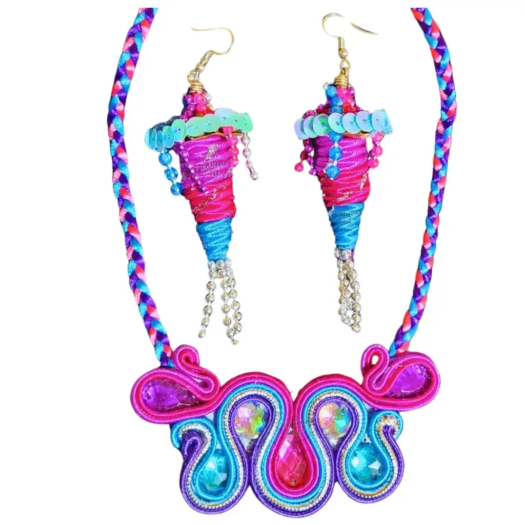 Juego Soutache 'Ondas Kullawada' (Collar de Ondas + Aretes Rueca)