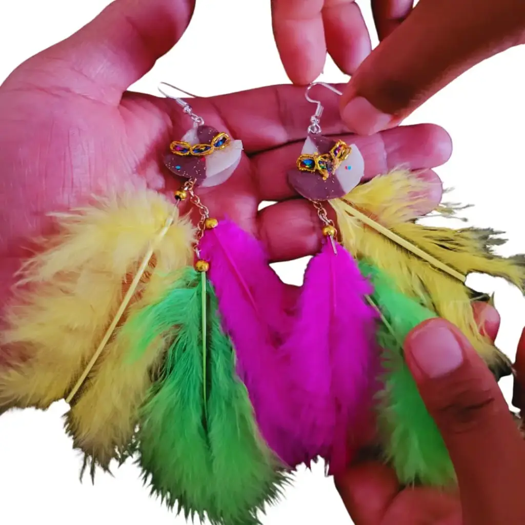 Aretes 'Montera de Tinku' (FlexiResina Artesanal y Plumas)