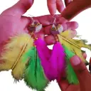 Aretes 'Montera de Tinku' (FlexiResina Artesanal y Plumas)