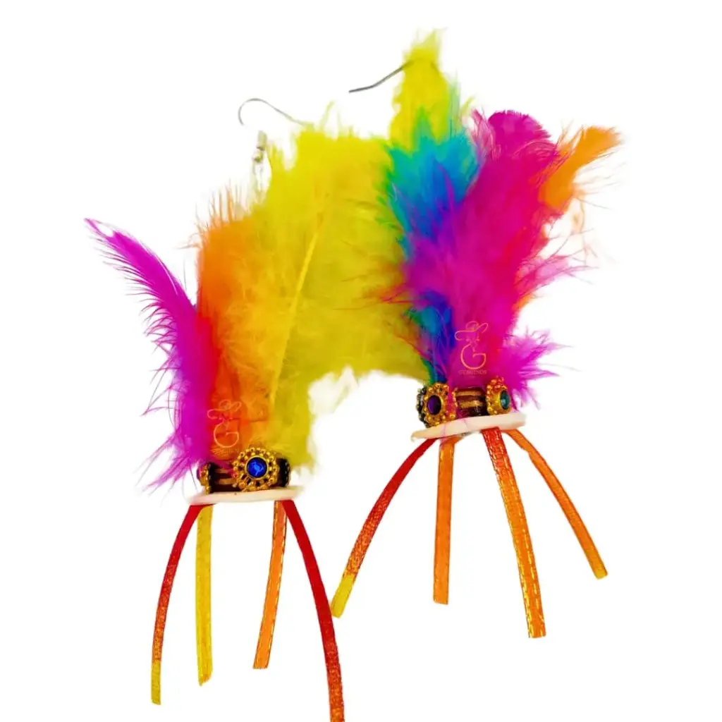 Aretes Artesanales 'Montera de Tinku' (Mujer - 3D con Plumas)