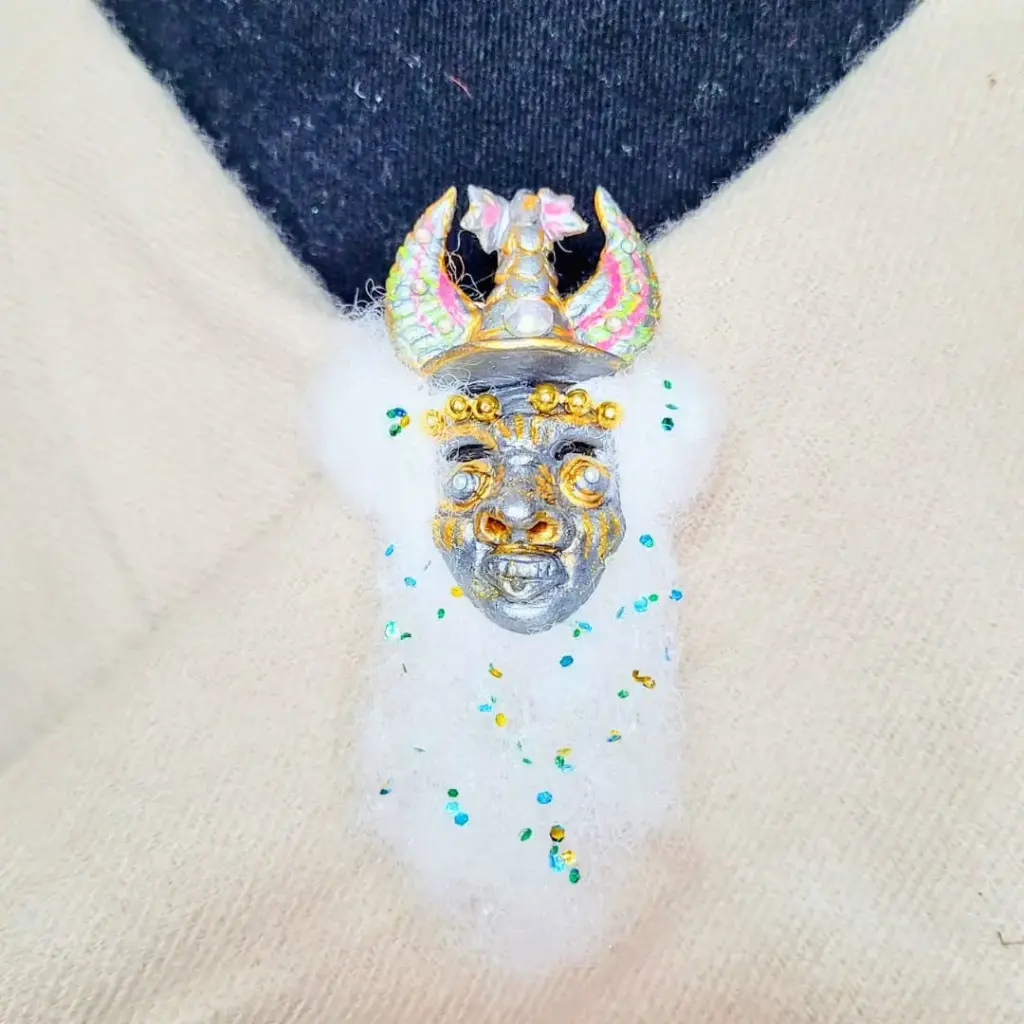 Prendedor 'Galán de Morenada' 3D (Polimero de Micro-Modelado y Vellón Blanco)