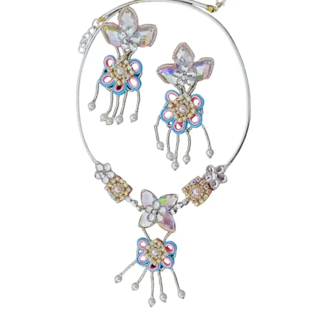 Juego 'Flor de Cristal' (Técnica Mixta: Gemas, Soutache y Perlas)