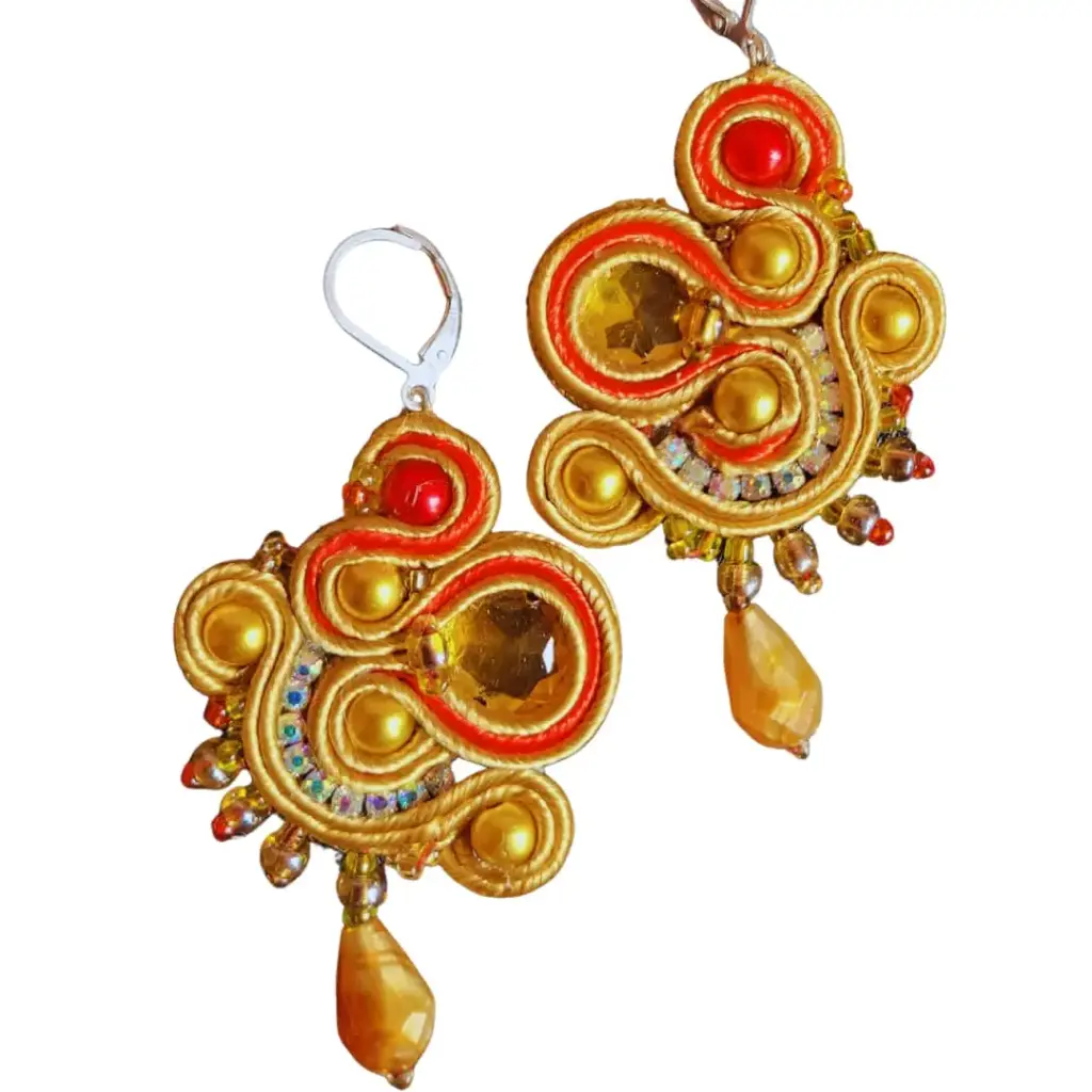 Aretes Soutache 'Gala Dorada' (Diseño Filigrana con Cristales)