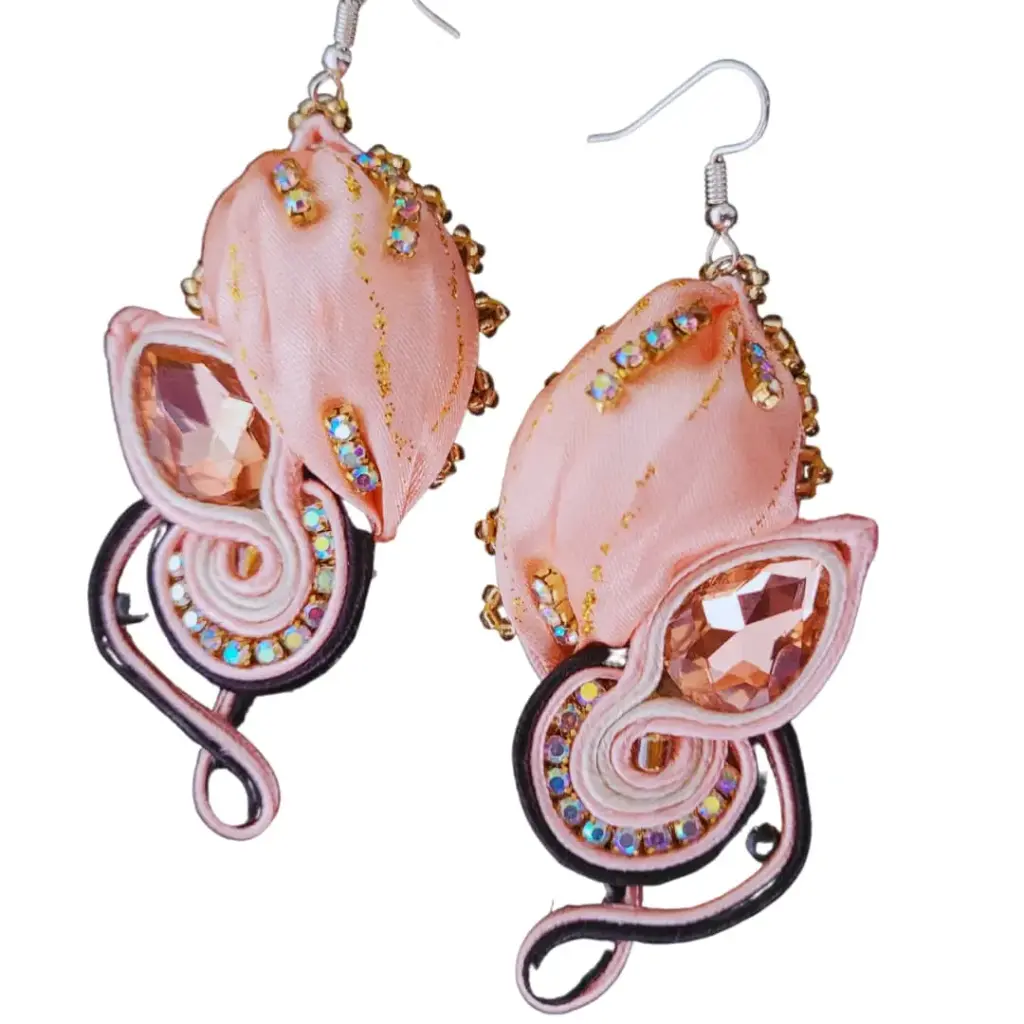 Aretes 'Pétalo de Seda' (Fusión Soutache y Tela)