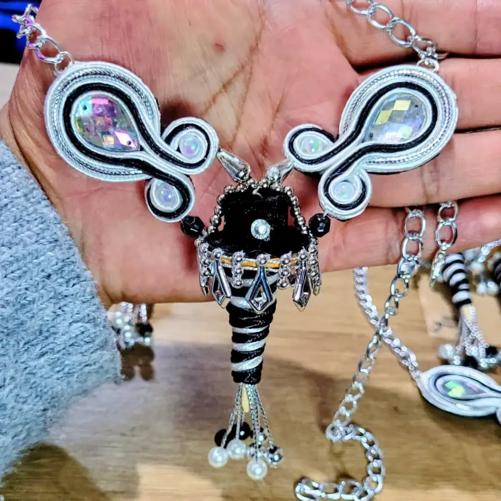 Collar Premium 'Gala Kullawada' (Soutache y Dije Rueca 3D)