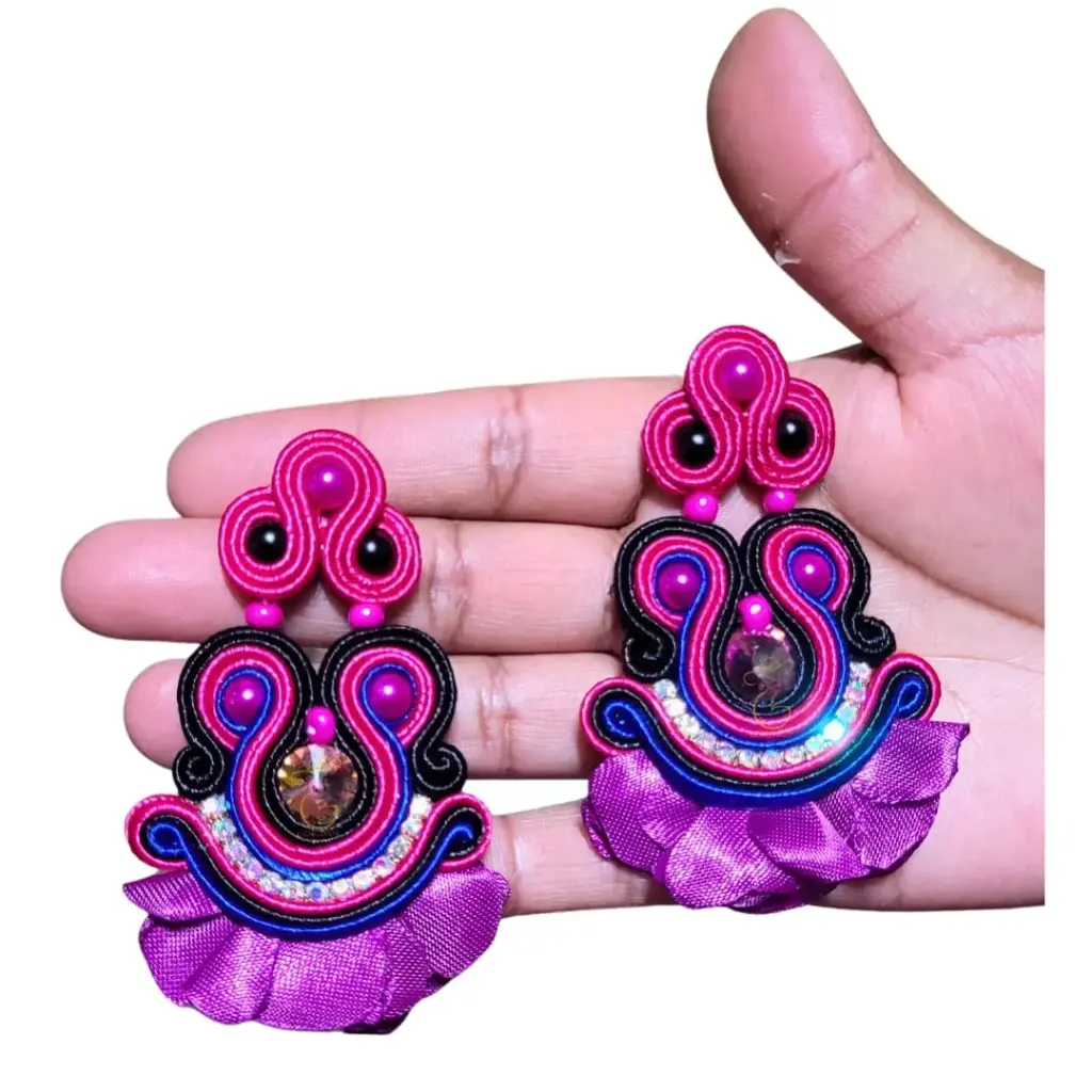 Aretes 'Escudo con Faldón de Tela' (Soutache y Fusión Textil)