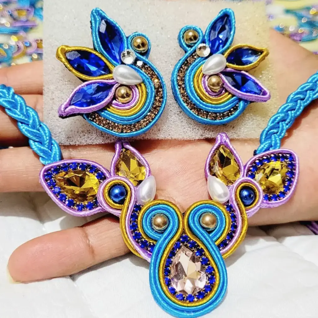 Juego Soutache 'Flor de Gala' (Bordado en Pedrería con Hojas de Cristal)