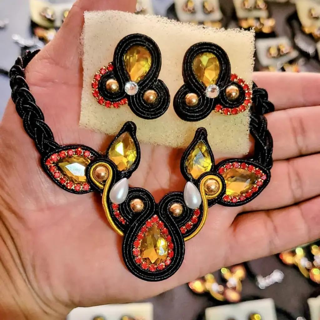 Juego Soutache 'Flor de Gala' con Arete 'Botón' (Bordado en Pedrería)