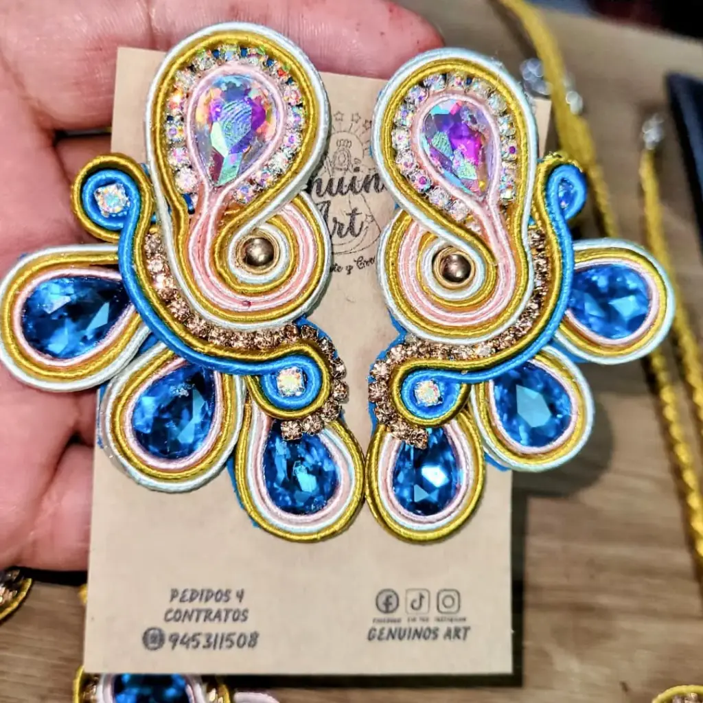 Aretes Soutache 'Alas de Cristal' (Premium Bordado en Pedrería)