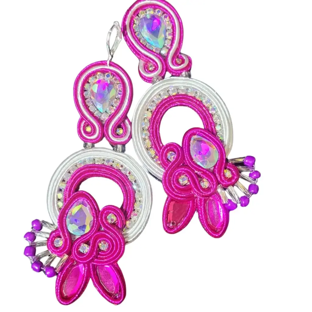 Aretes Soutache 'Abanico Fucsia Neón' (Bordado en Pedrería)