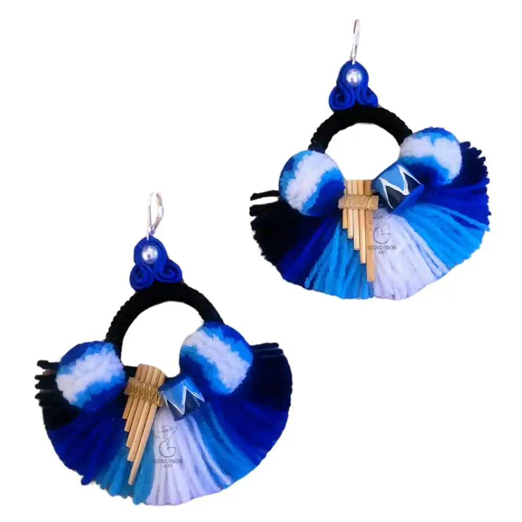 Aretes 'Abanico Sikuri' (Fusión Soutache, Lana y Siku)