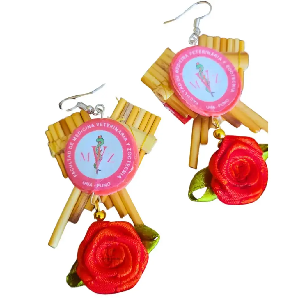 Aretes 'Sikuri de Gala' Personalizados (MDF, Siku y Rosa de Tela)