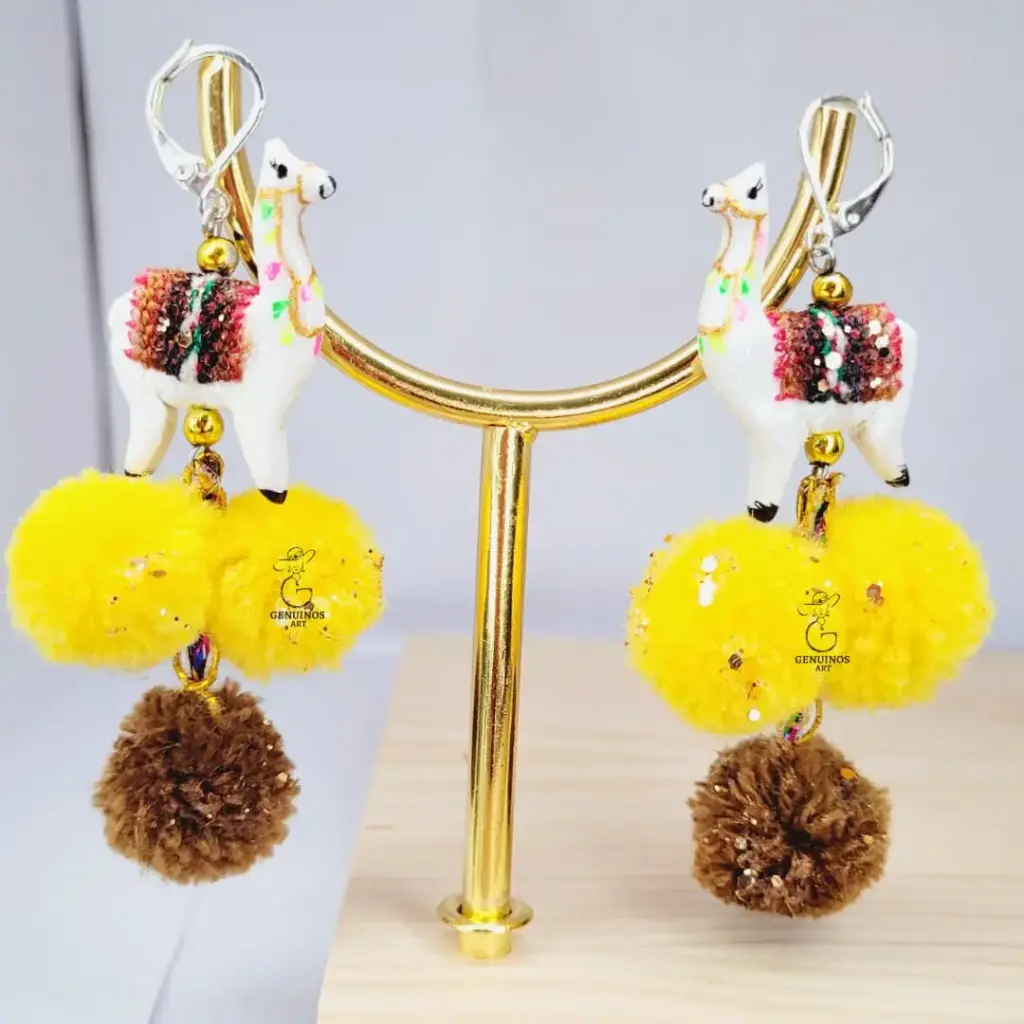 Aretes 'Llama Festiva' (Fusión Textil y Polimero de Micro-Modelado)