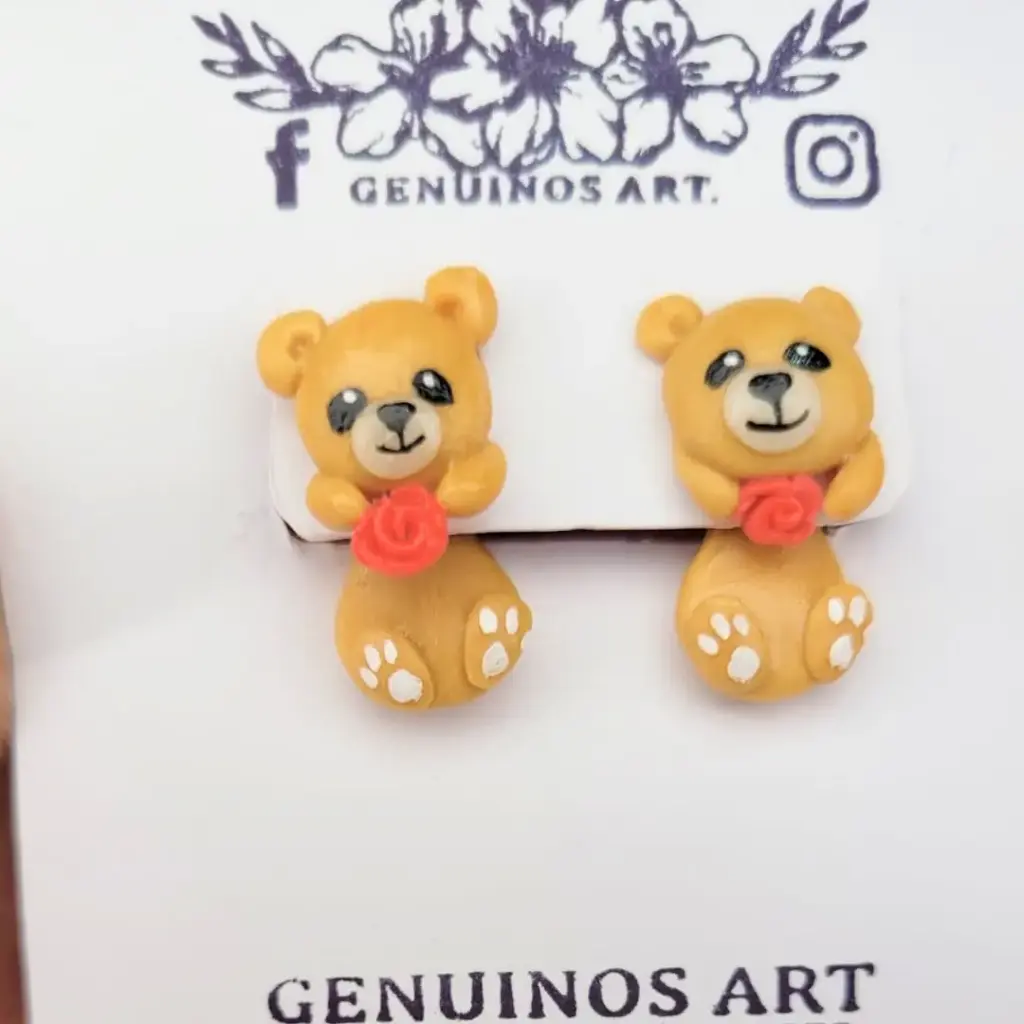 Aretes 'Osito con Rosa' 3D (Polímero de Micro-modelado)