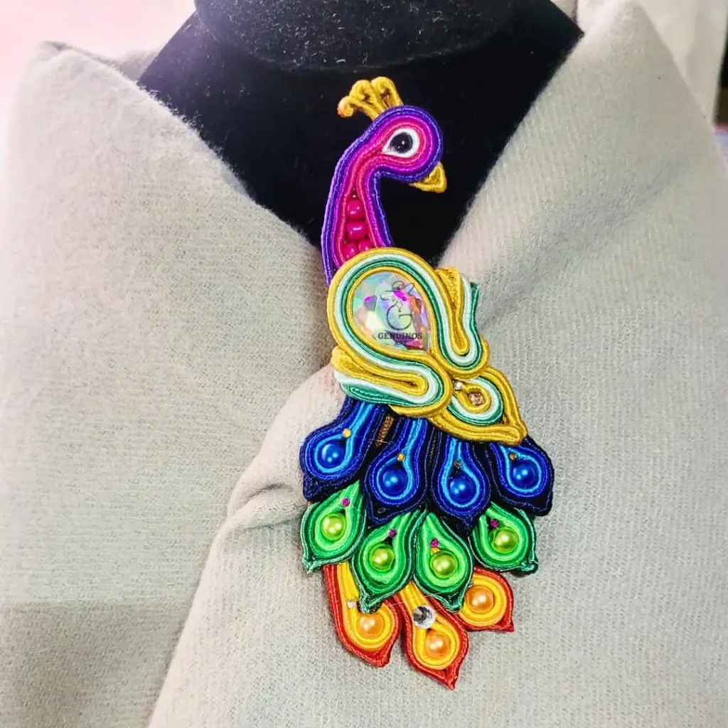 Prendedor 'Pavo Real de Gala' (Soutache y Bordado en Pedrería)