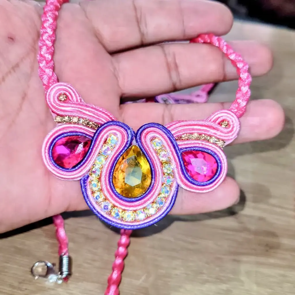 Collar Pechera 'Alas de Gala' (Soutache Bordado en Pedrería)