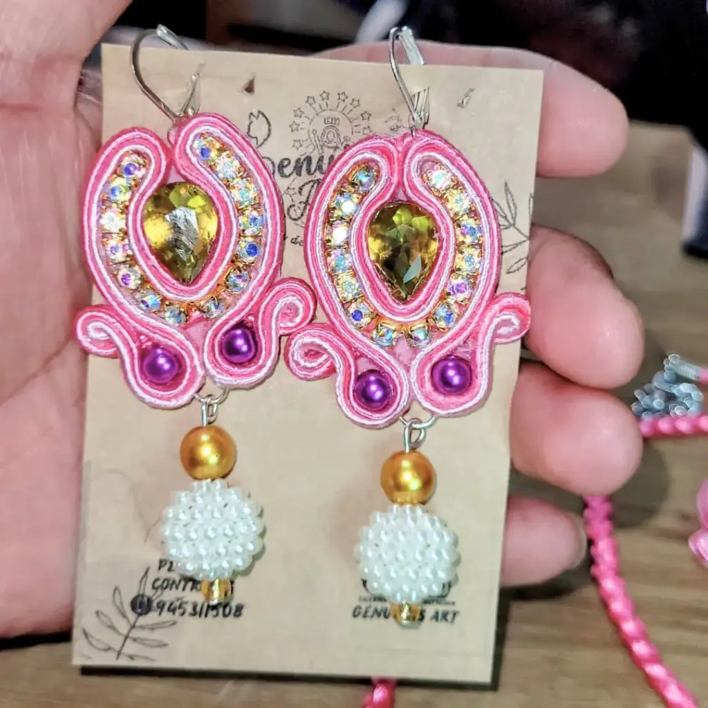 Aretes 'Gala de Perlas' (Soutache y Bordado en Pedrería)