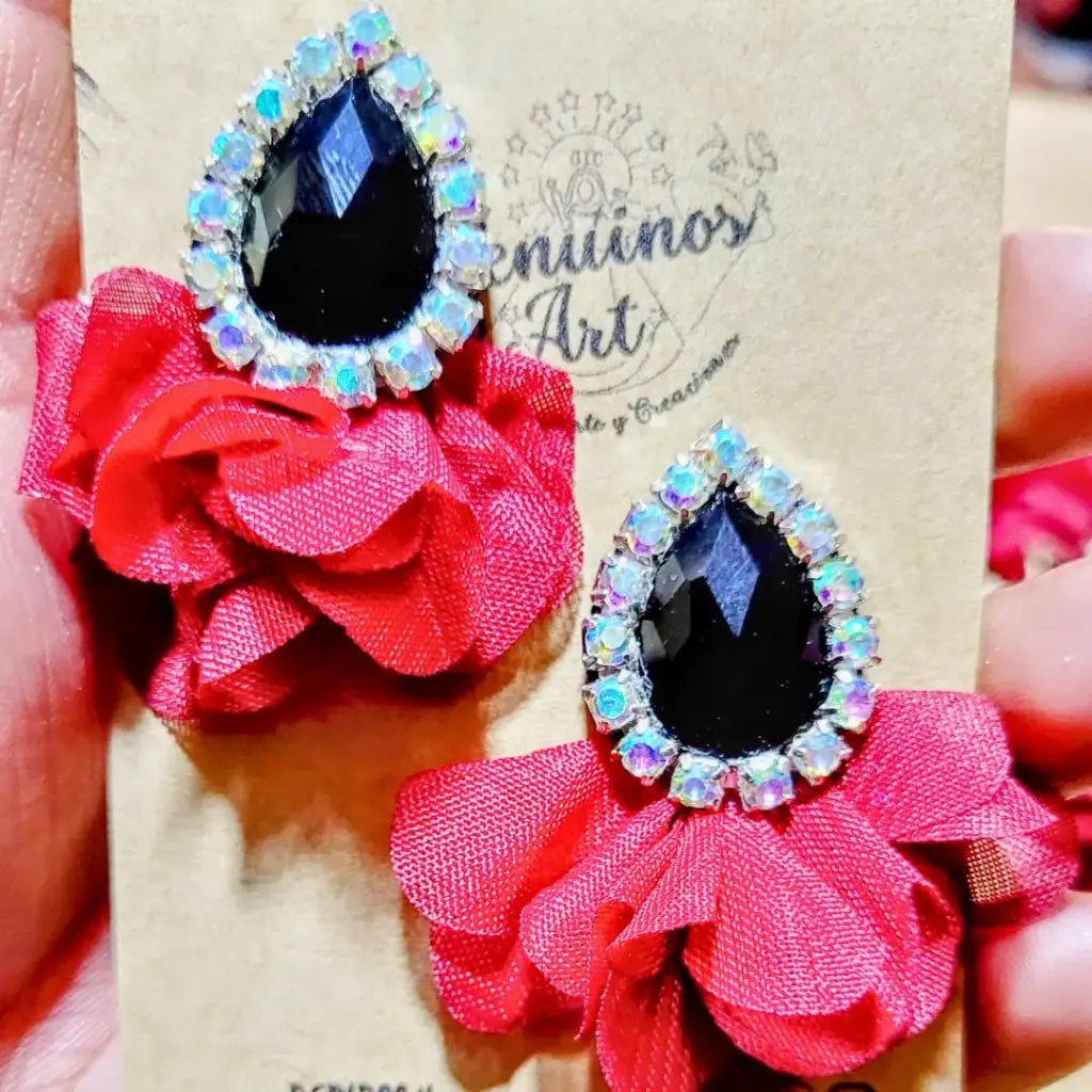 Aretes 'Gala de Pedrería' (con Faldón de Tela Razo)
