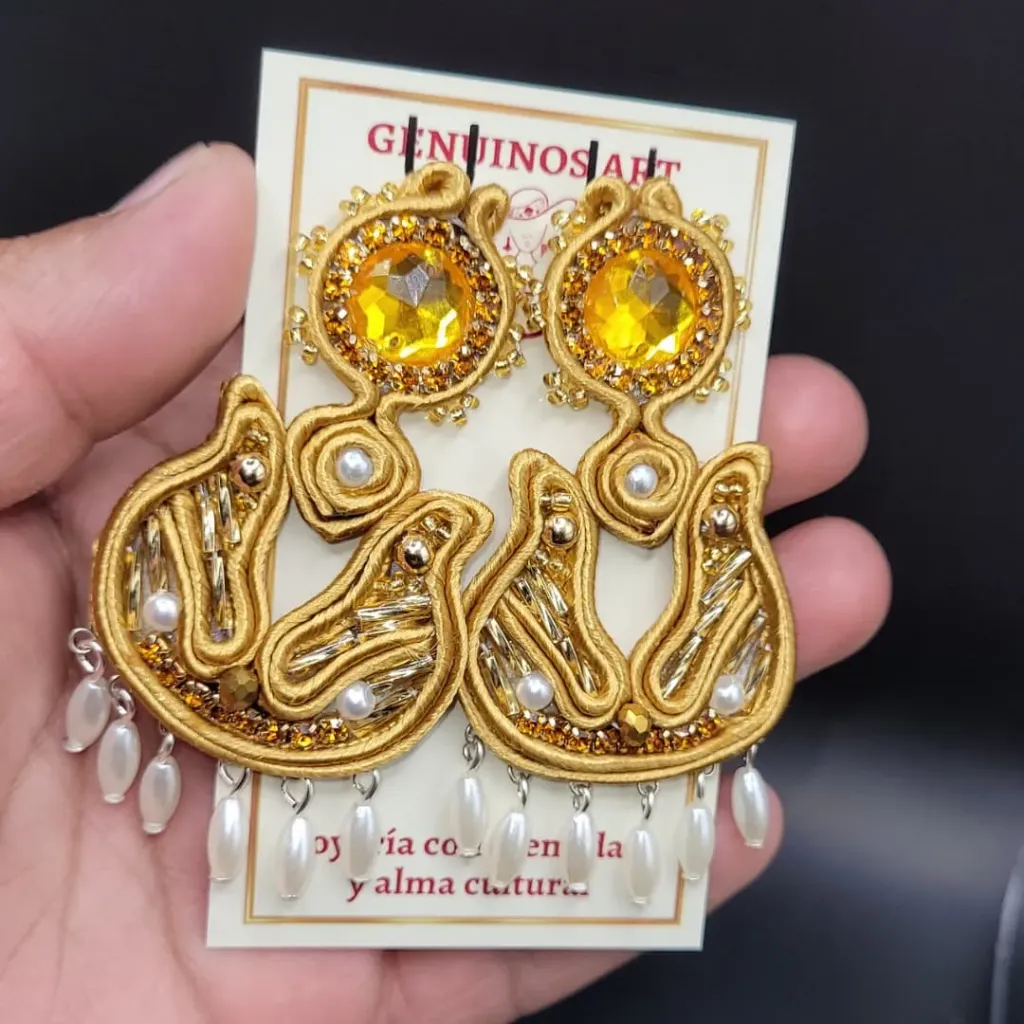 Aretes 'Gala Real' (Bordado en Pedrería y Oro)