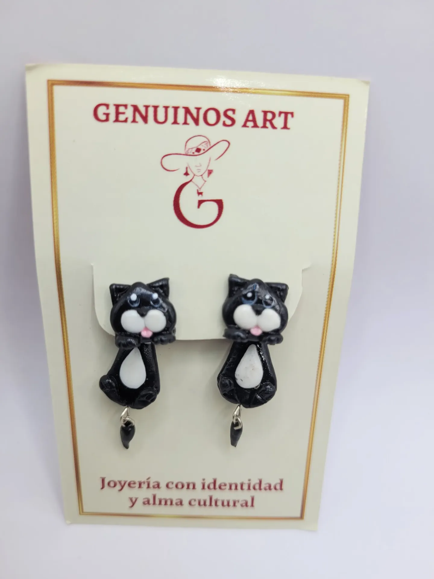 Aretes “Michu Travieso” – Gatito Artesanal en Polímero Micromodelado | Genuinos Art