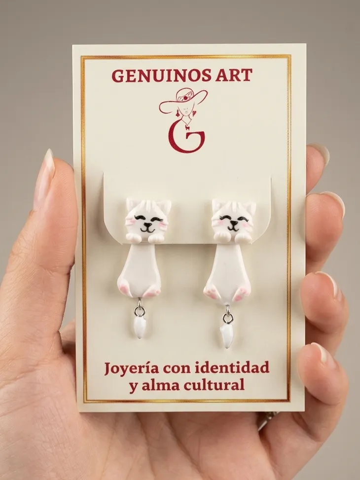 Aretes “Michu Dormilón” – Gatito Blanco en Polímero Micromodelado | Genuinos Art